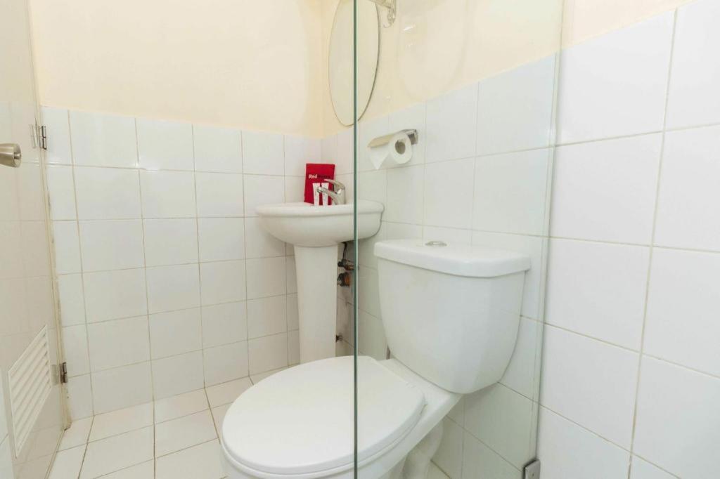 Reddoorz @ Amorsolo Makati Makati City Екстер'єр фото