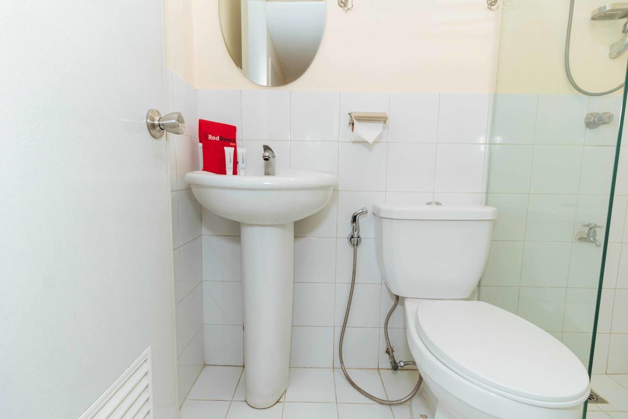 Reddoorz @ Amorsolo Makati Makati City Екстер'єр фото