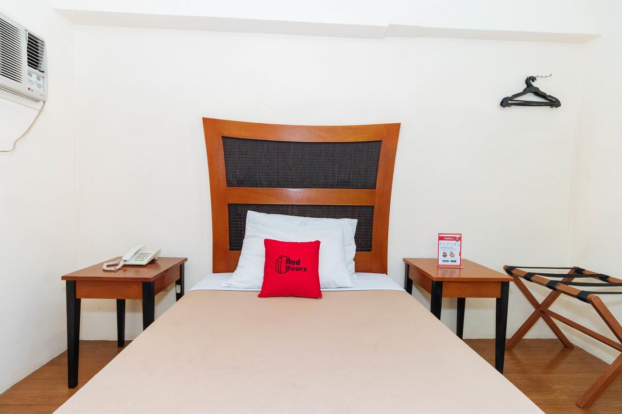 Reddoorz @ Amorsolo Makati Makati City Екстер'єр фото