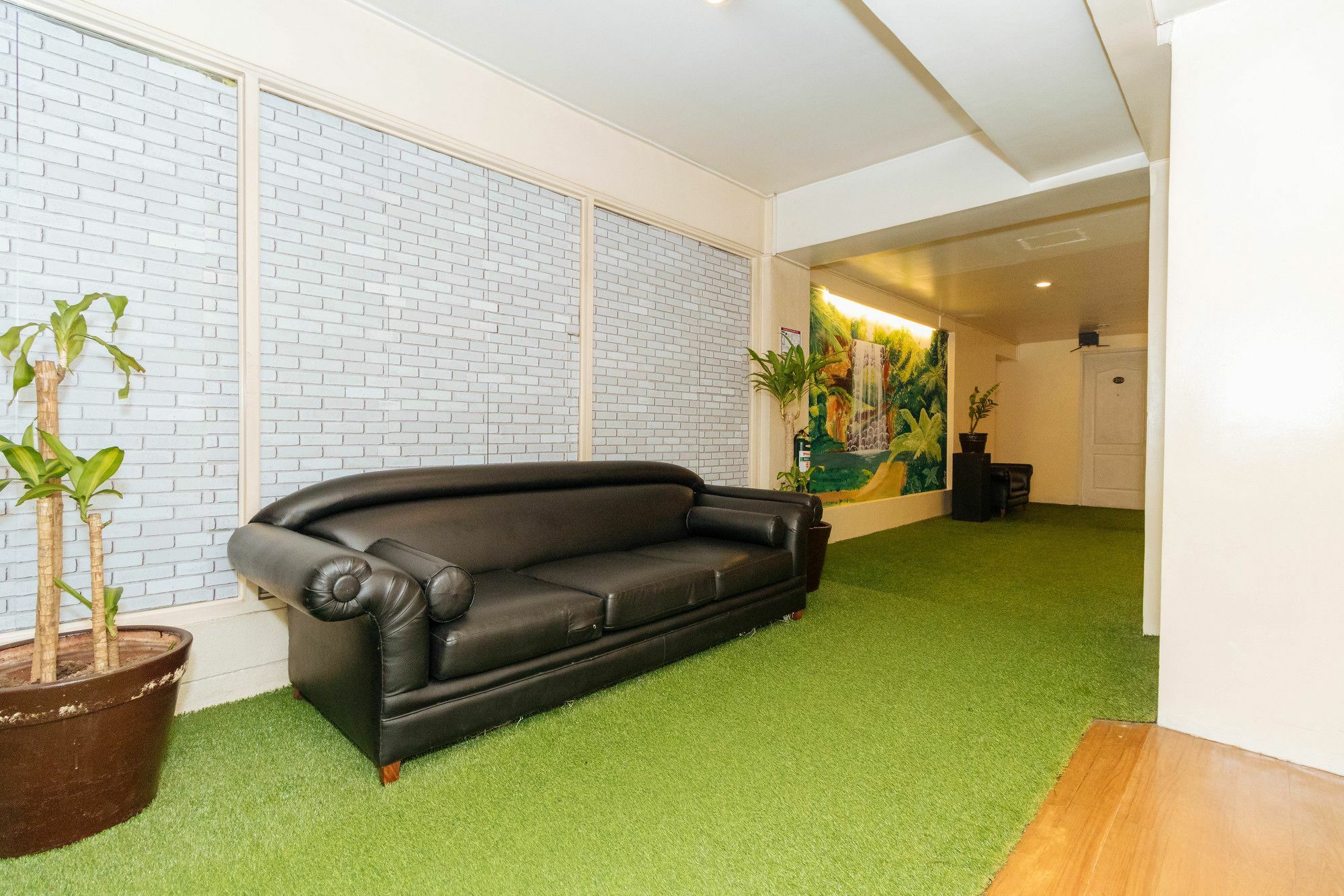 Reddoorz @ Amorsolo Makati Makati City Екстер'єр фото