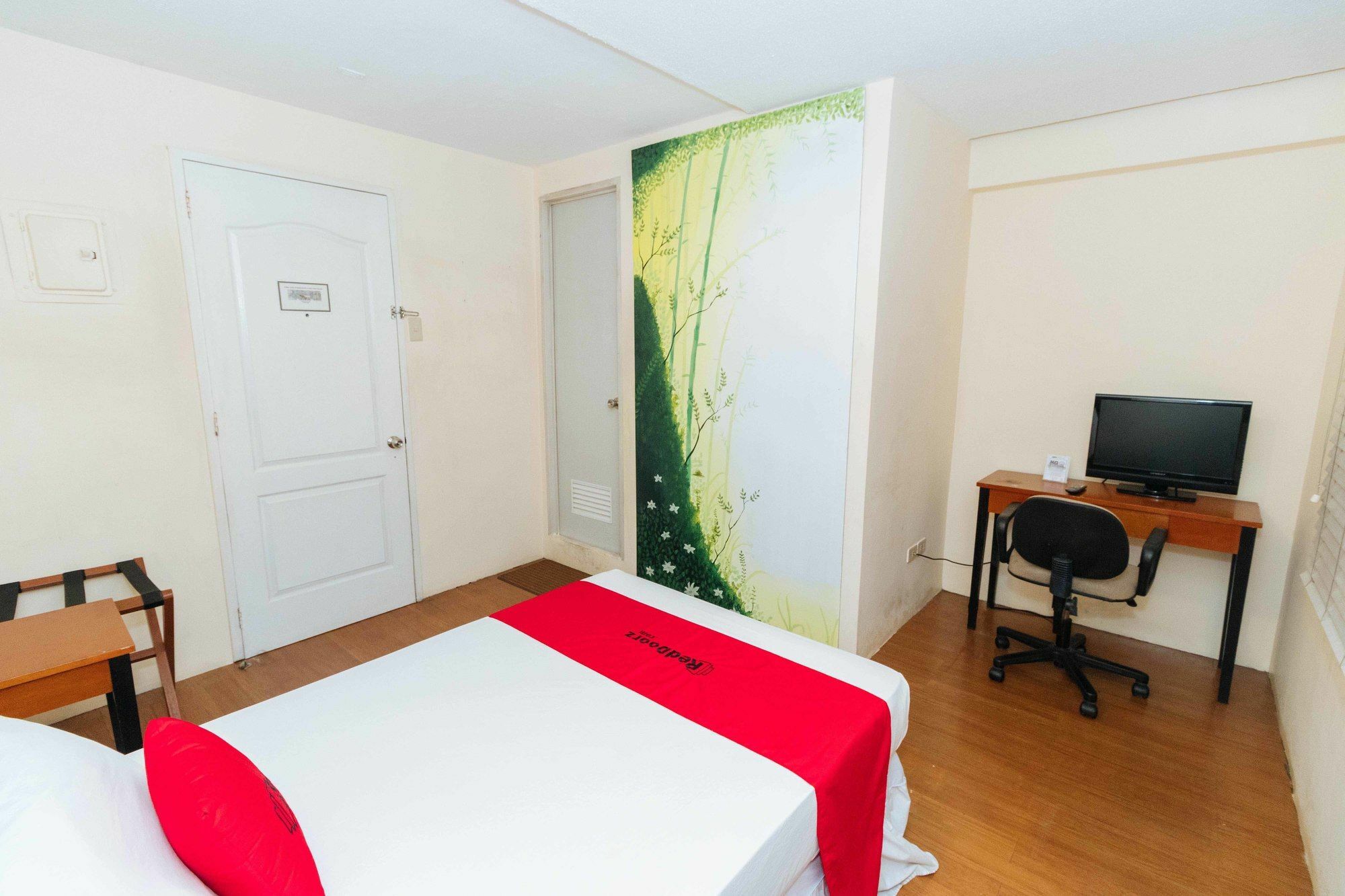 Reddoorz @ Amorsolo Makati Makati City Екстер'єр фото