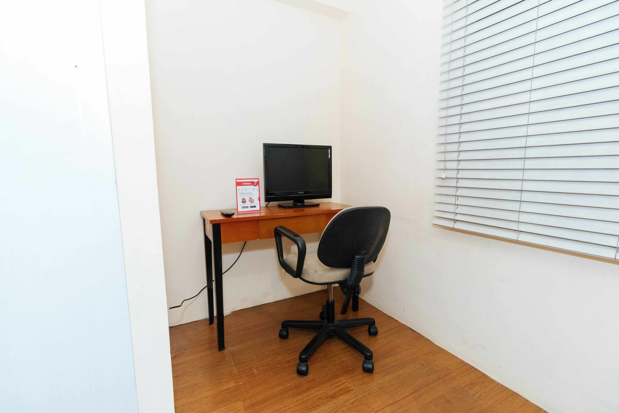 Reddoorz @ Amorsolo Makati Makati City Екстер'єр фото