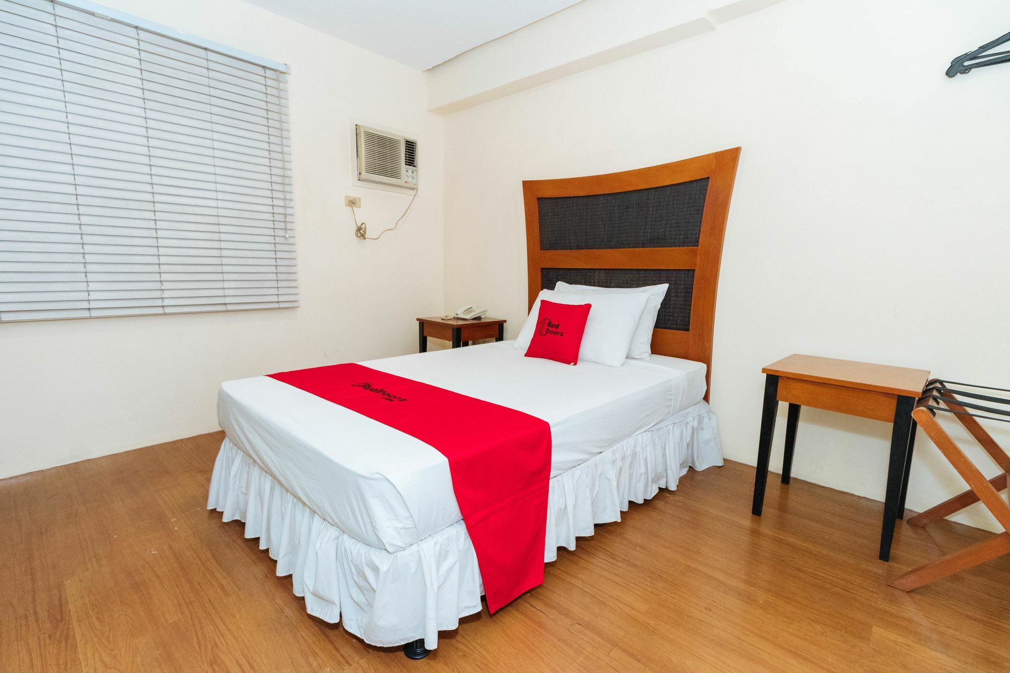 Reddoorz @ Amorsolo Makati Makati City Екстер'єр фото