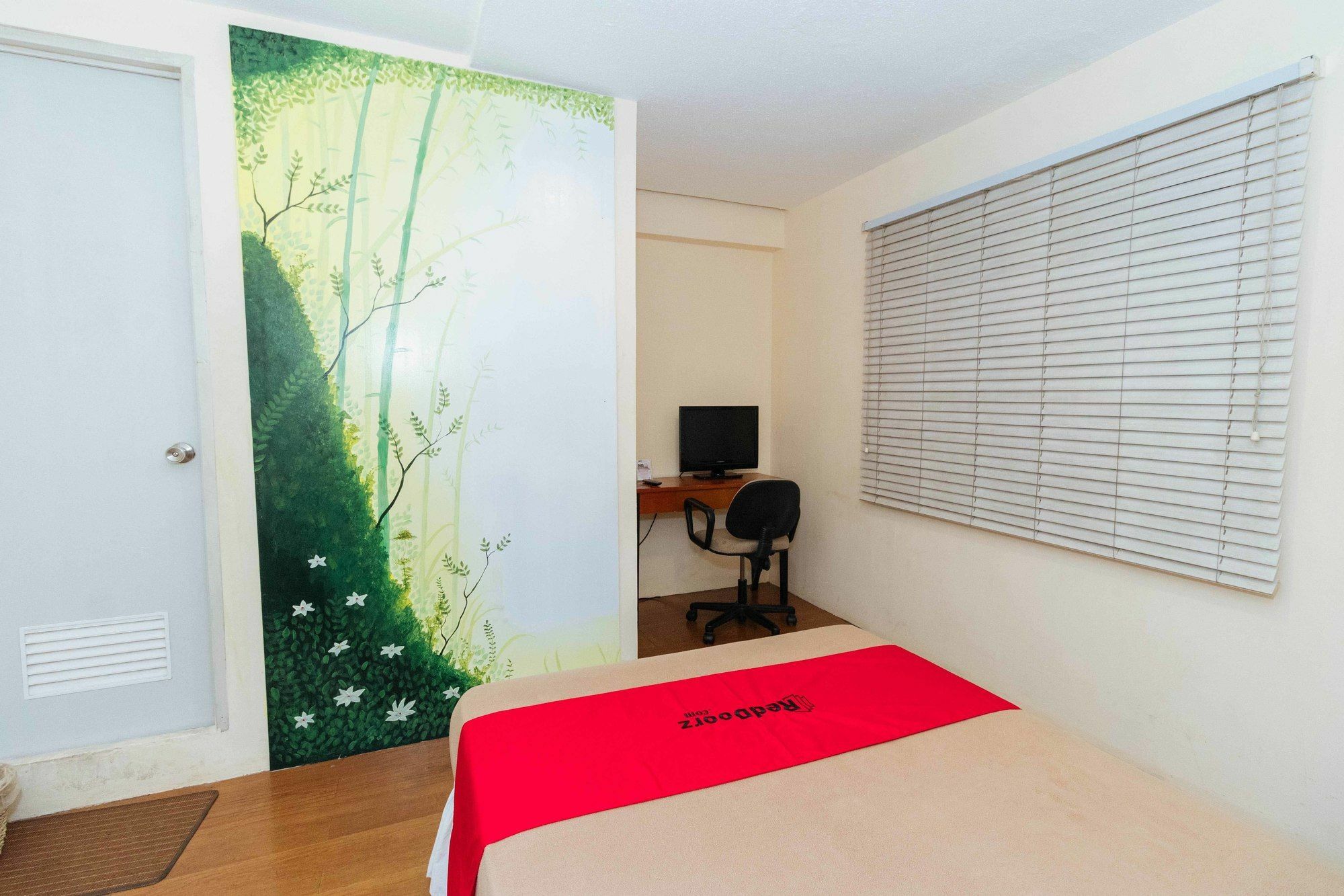 Reddoorz @ Amorsolo Makati Makati City Екстер'єр фото