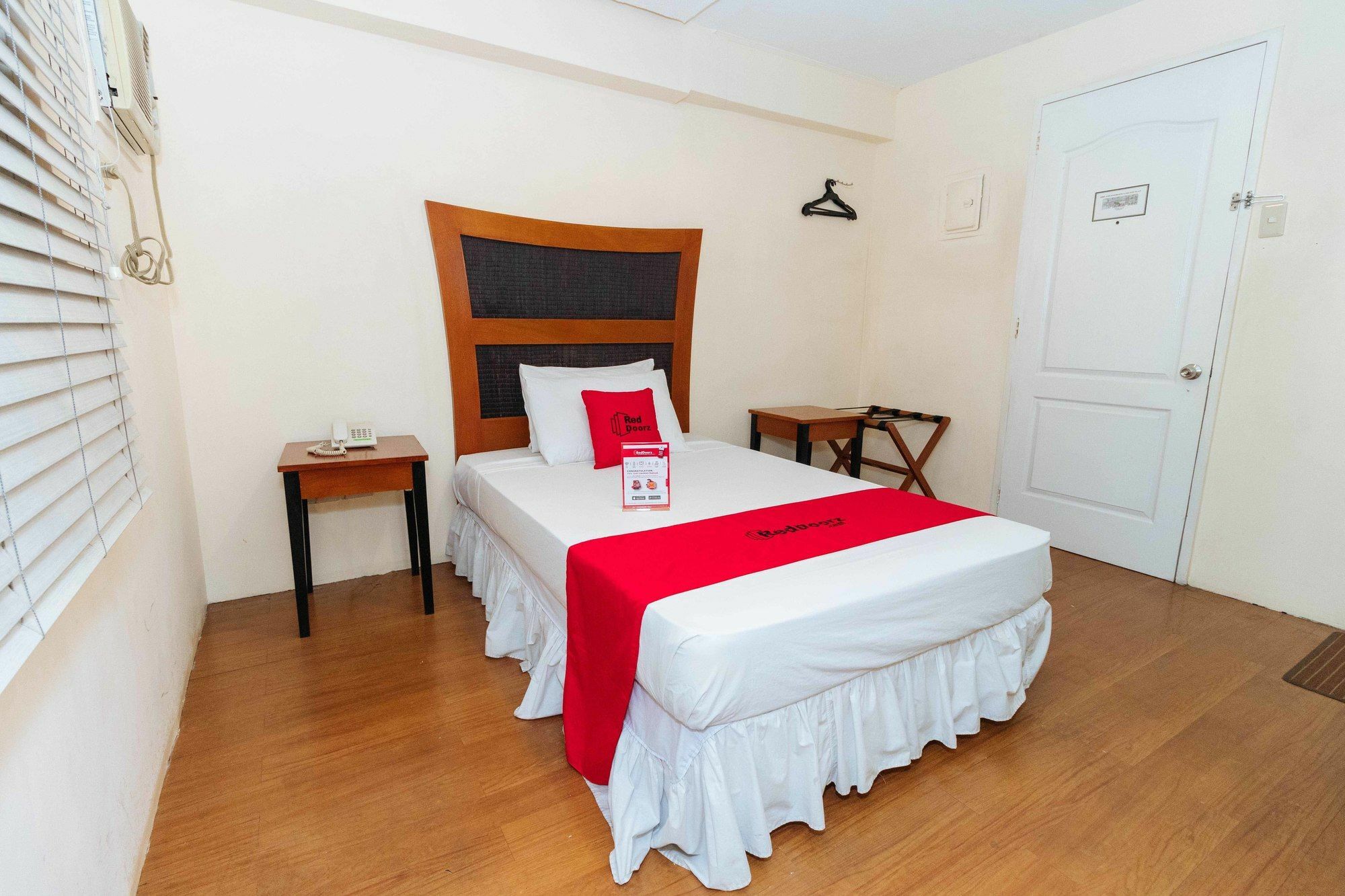 Reddoorz @ Amorsolo Makati Makati City Екстер'єр фото