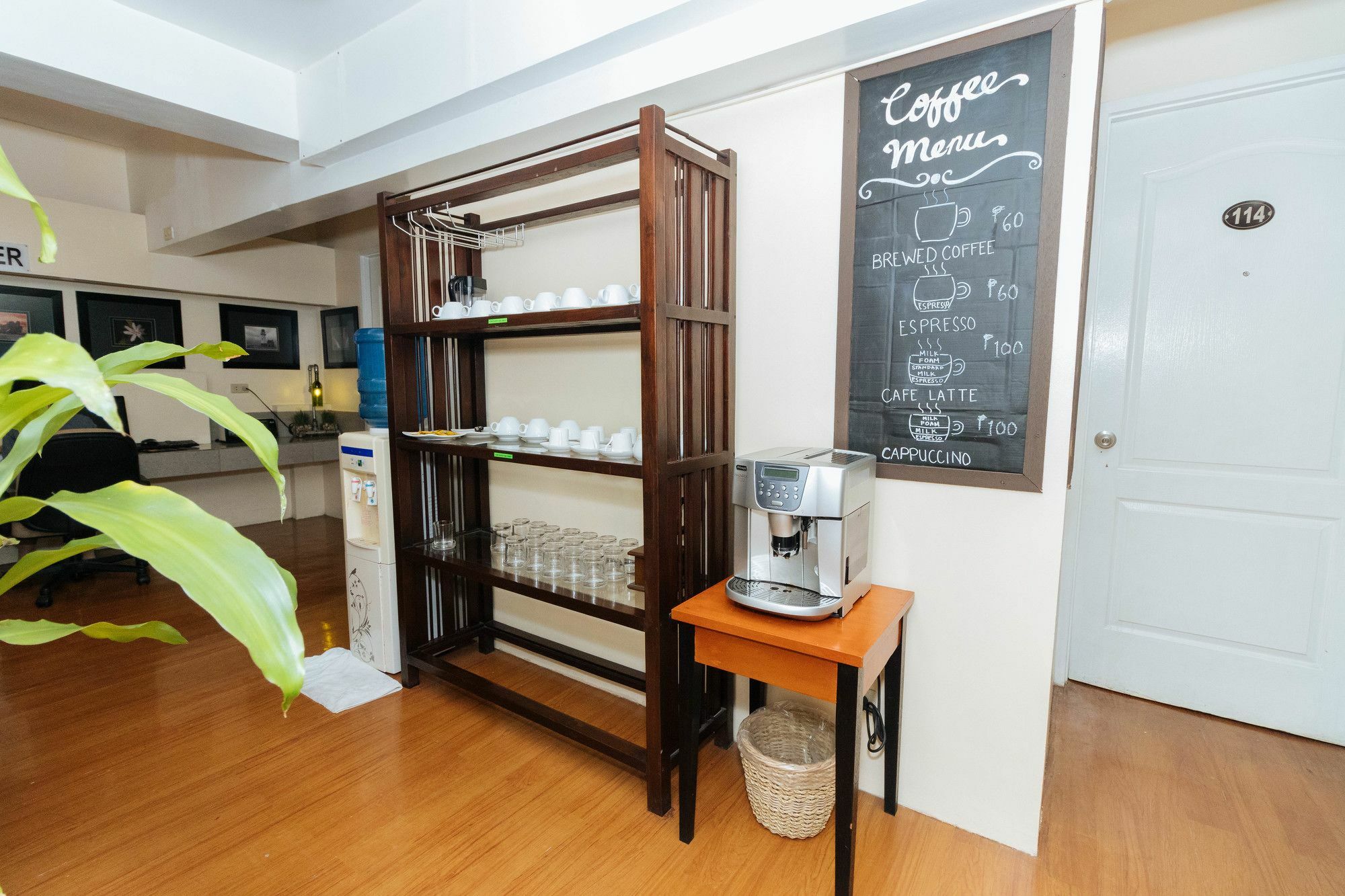 Reddoorz @ Amorsolo Makati Makati City Екстер'єр фото