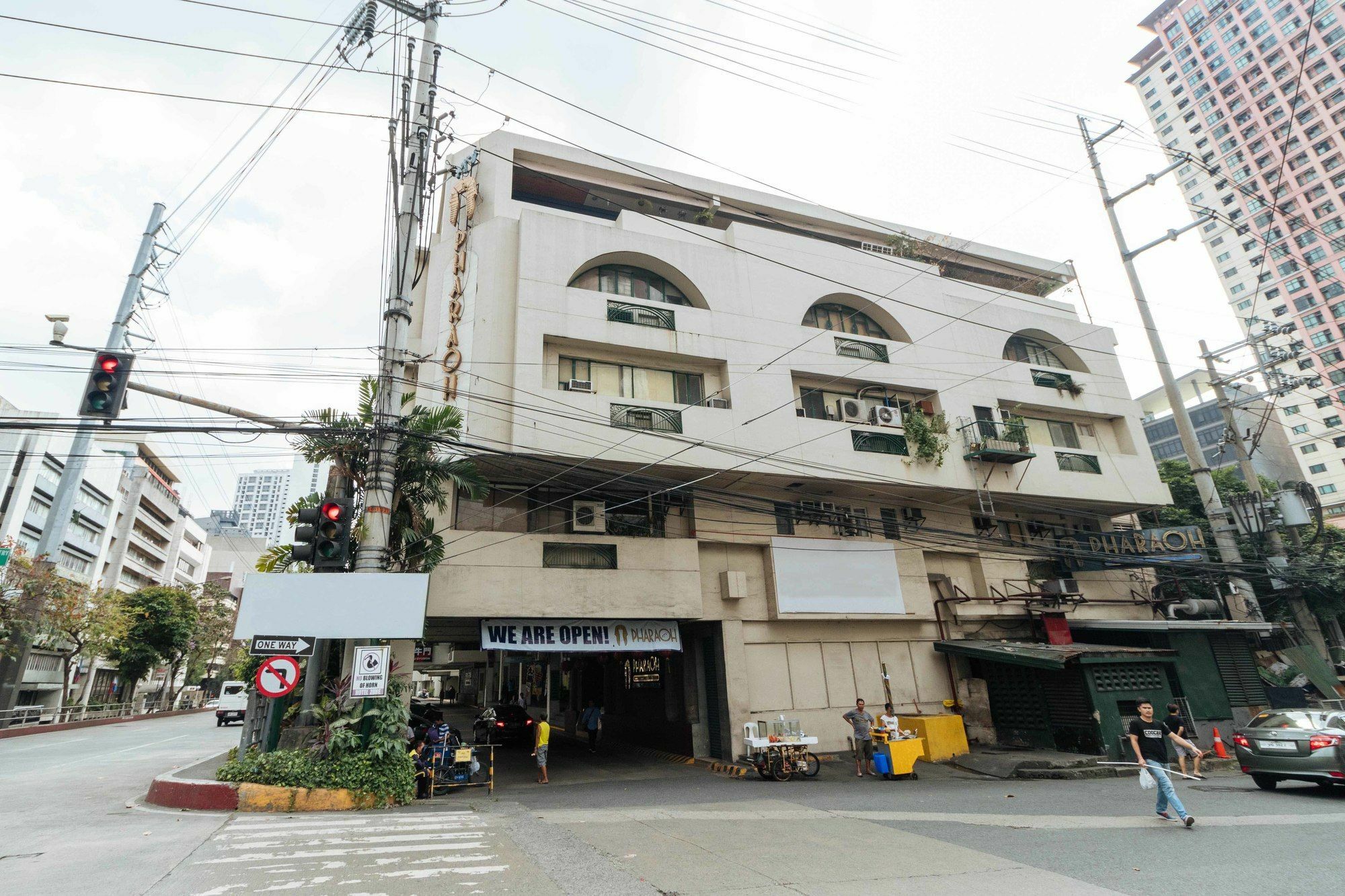 Reddoorz @ Amorsolo Makati Makati City Екстер'єр фото