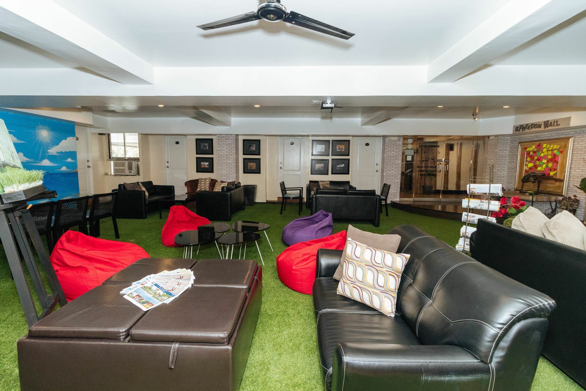 Reddoorz @ Amorsolo Makati Makati City Екстер'єр фото