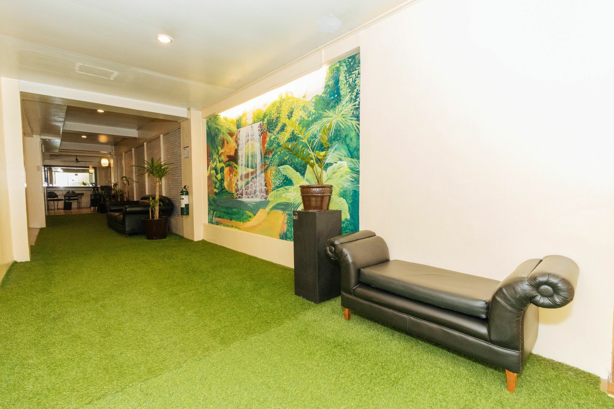 Reddoorz @ Amorsolo Makati Makati City Екстер'єр фото