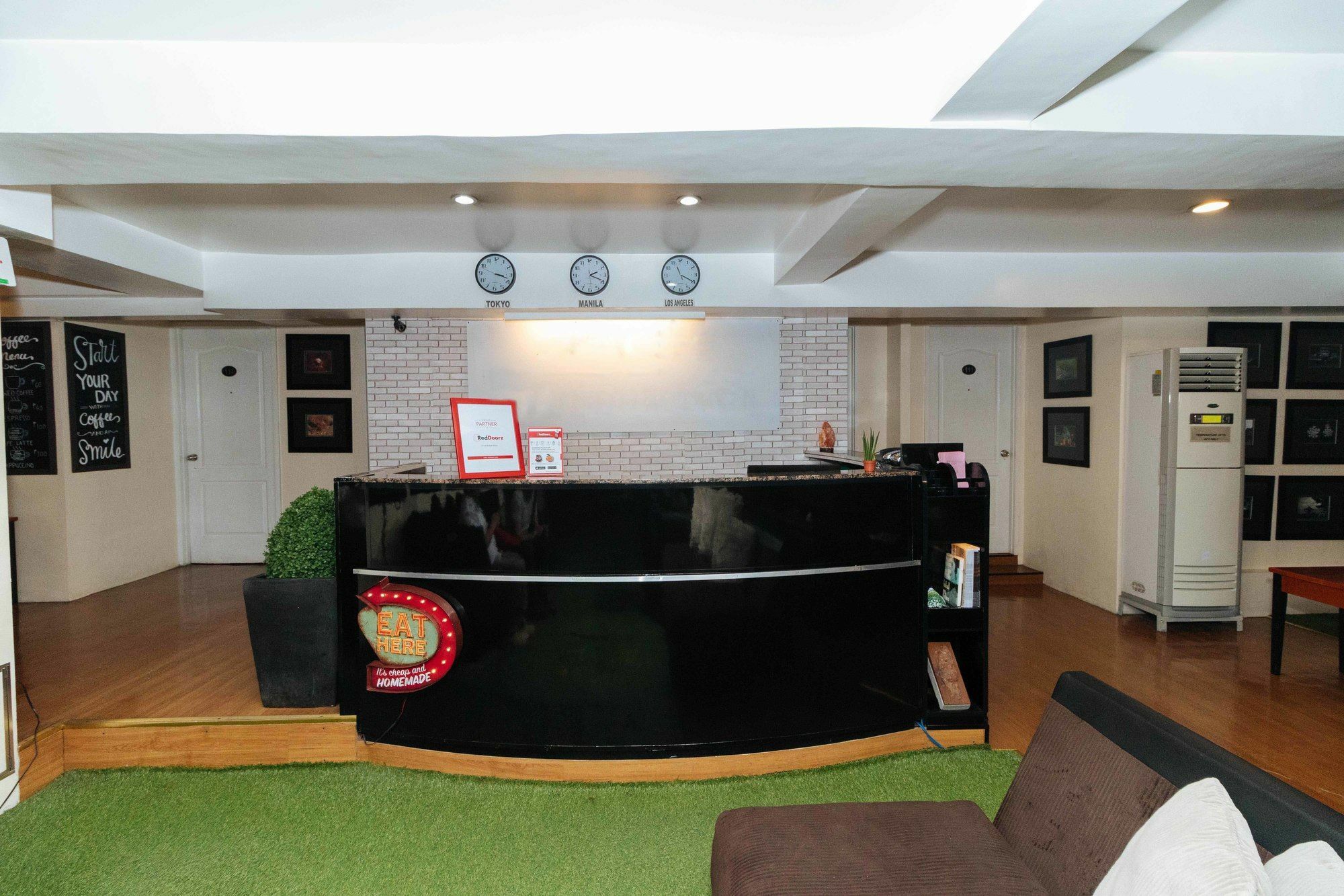 Reddoorz @ Amorsolo Makati Makati City Екстер'єр фото