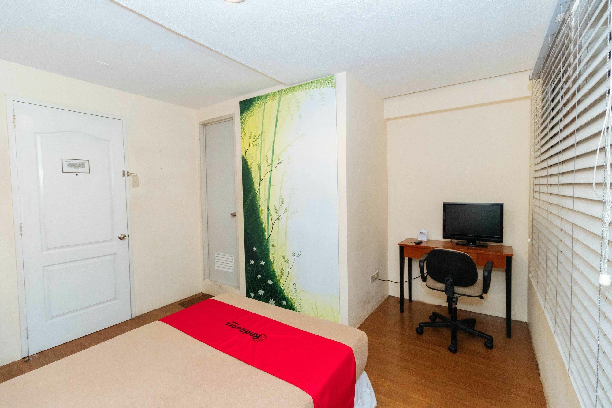 Reddoorz @ Amorsolo Makati Makati City Екстер'єр фото
