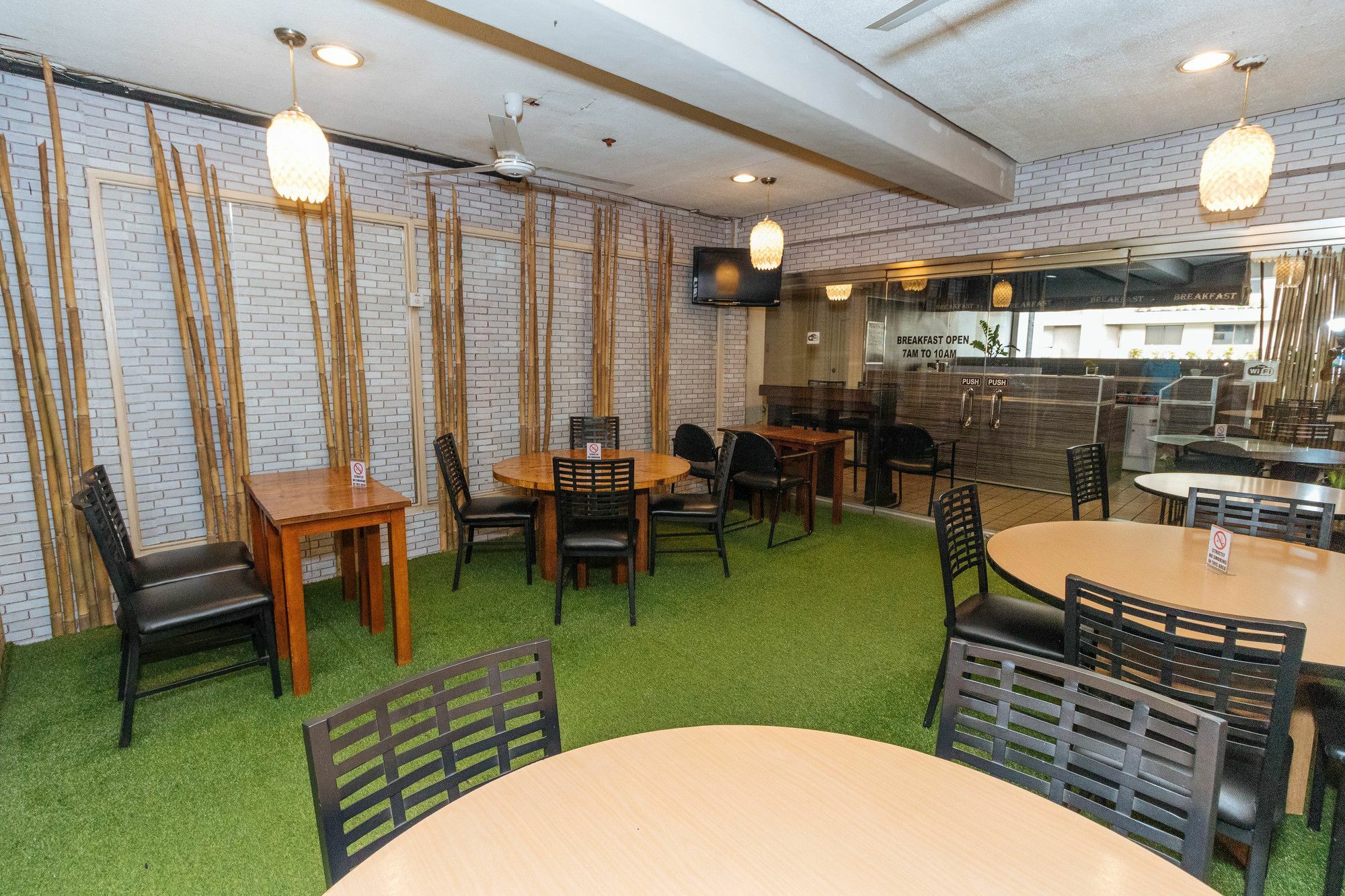 Reddoorz @ Amorsolo Makati Makati City Екстер'єр фото