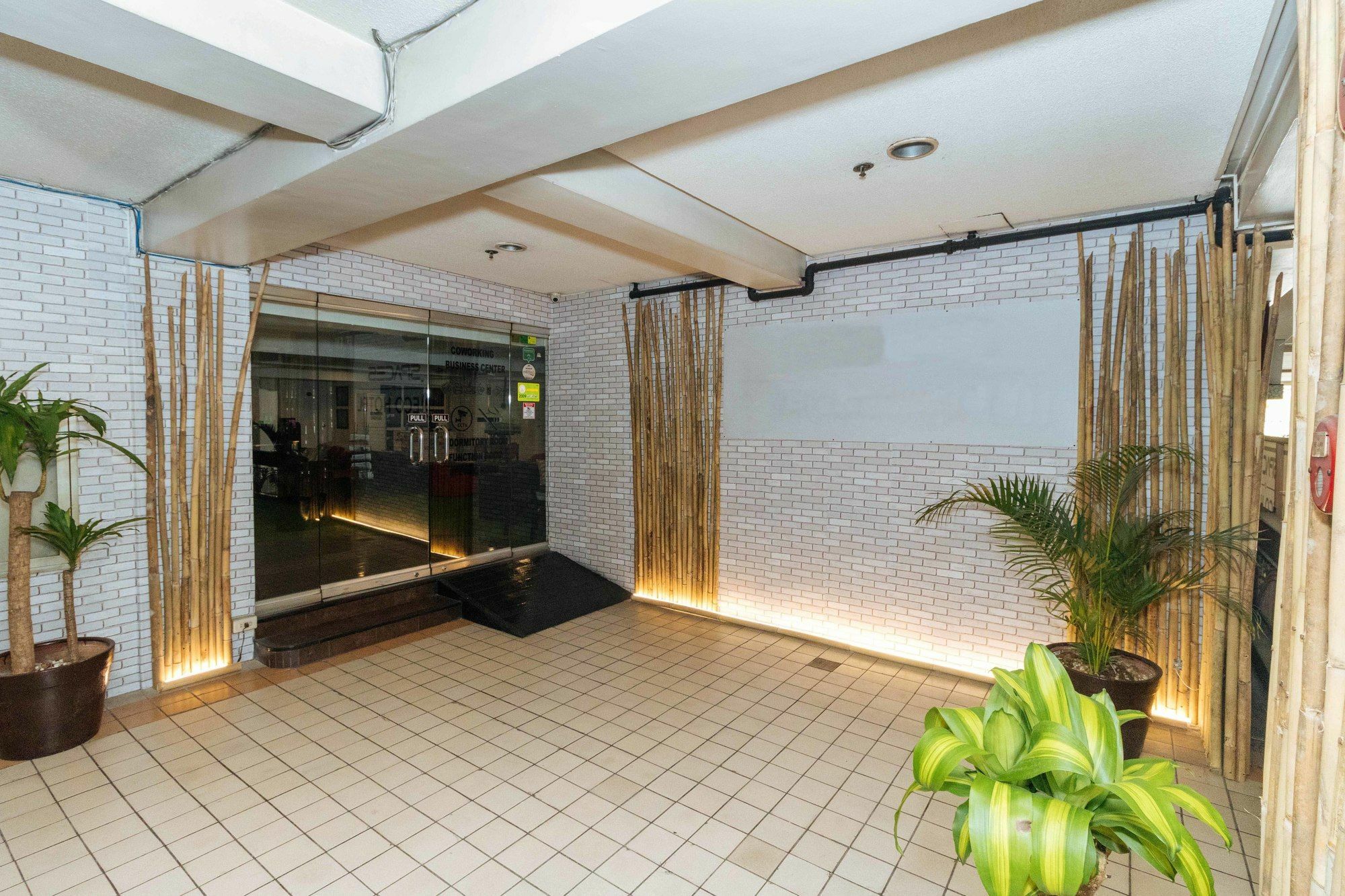 Reddoorz @ Amorsolo Makati Makati City Екстер'єр фото