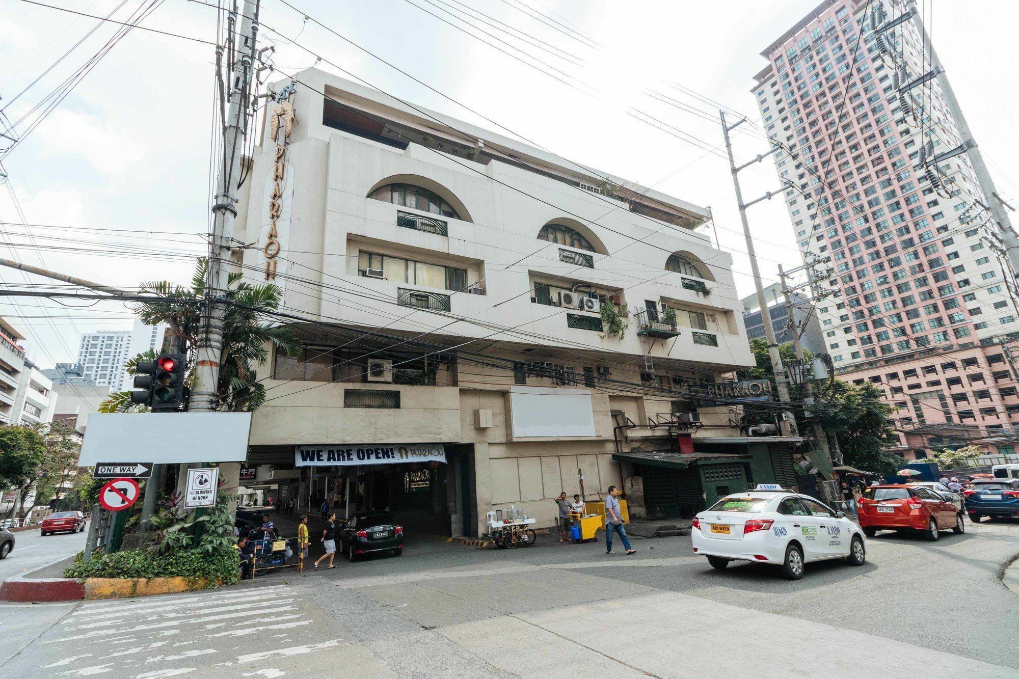 Reddoorz @ Amorsolo Makati Makati City Екстер'єр фото