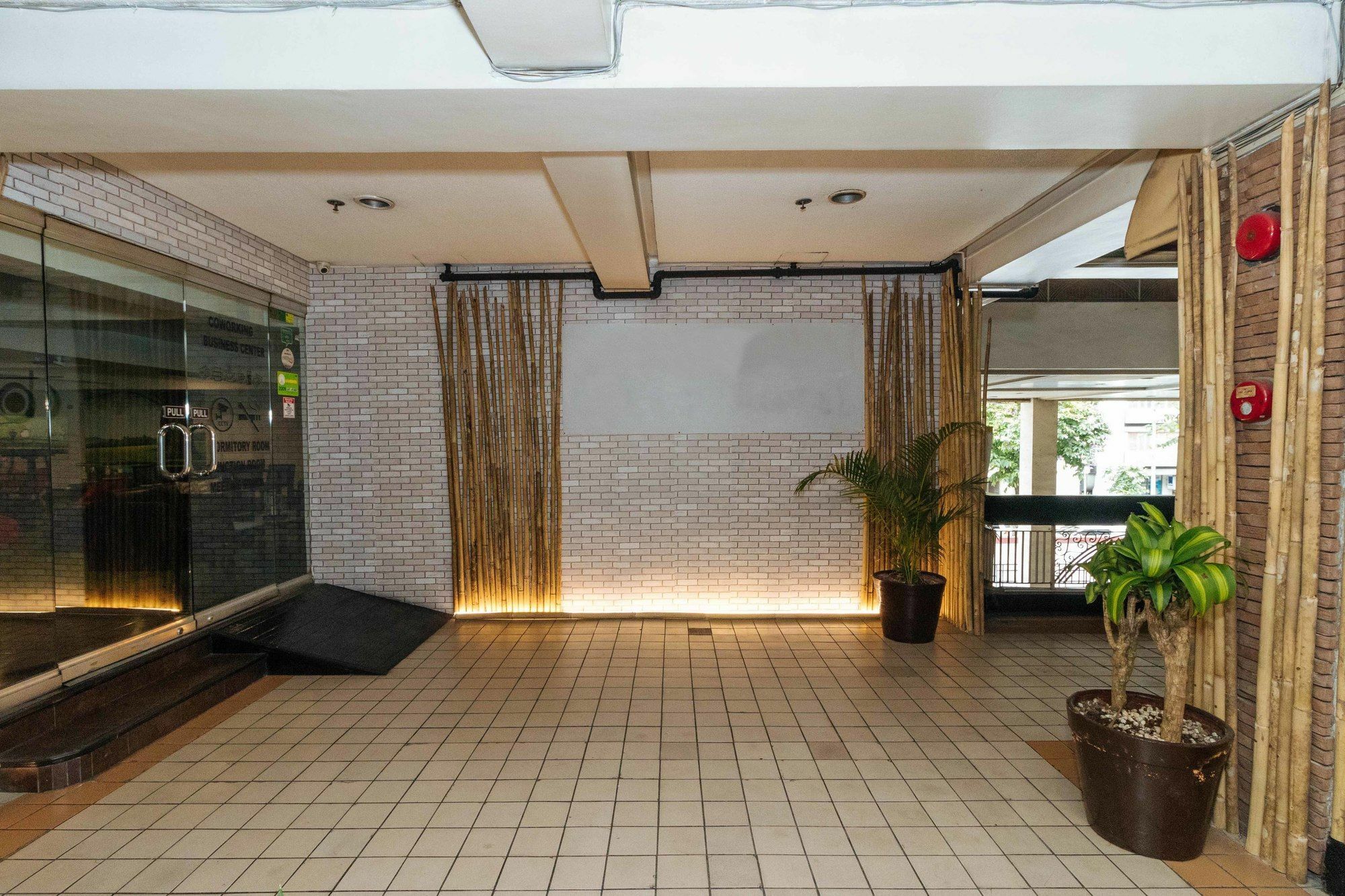 Reddoorz @ Amorsolo Makati Makati City Екстер'єр фото