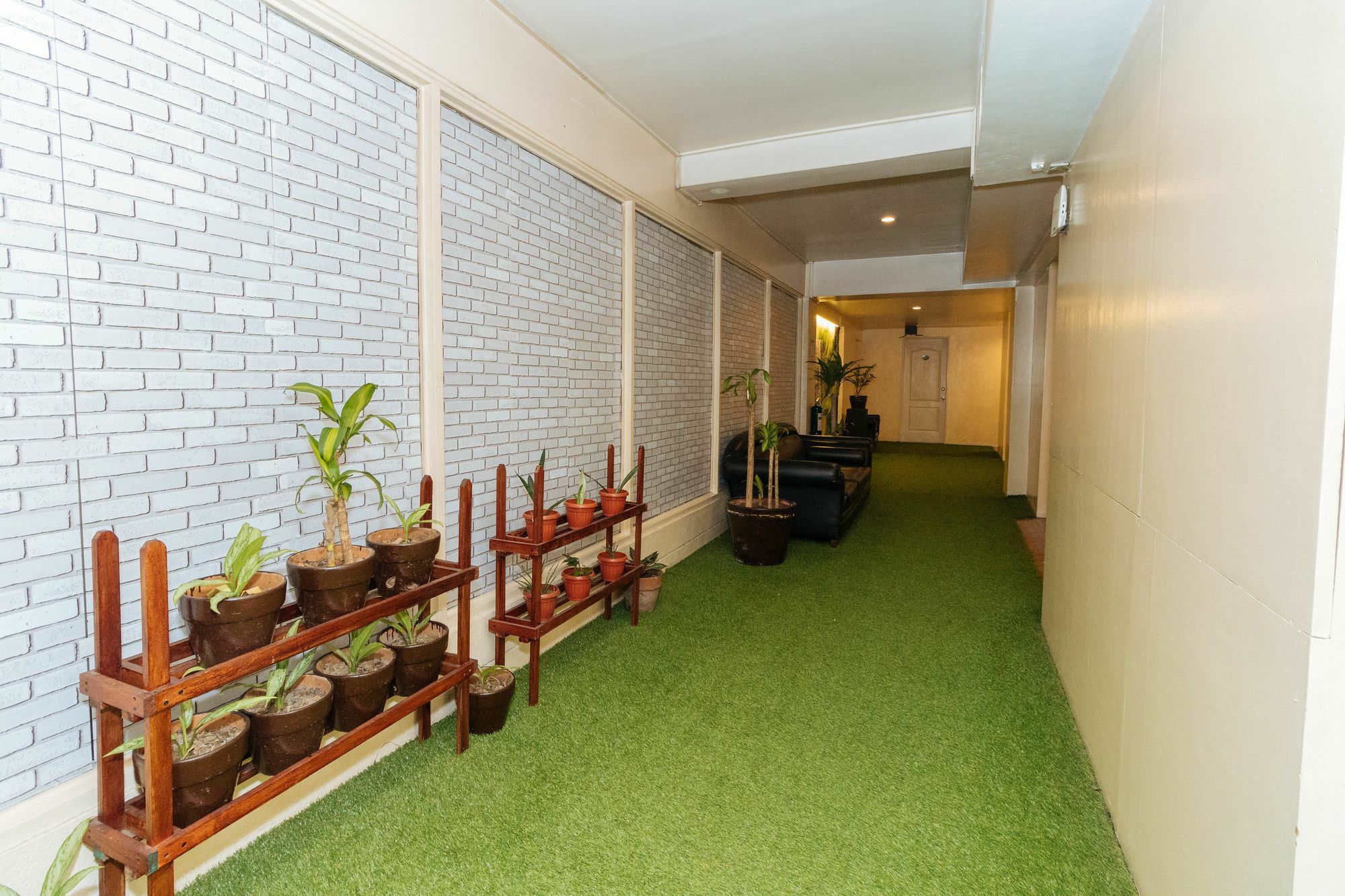 Reddoorz @ Amorsolo Makati Makati City Екстер'єр фото